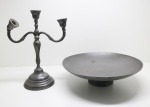 PEWTER - Lote de centro de mesa e candelabro para 3 velas em pewter. Candelabro com lumes tortos. Med. 33,5 cm e 10x35,5 cm. Necessita restauro.