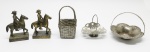 DIVERSOS - Lote de 3 cestos em metal, 2 miniaturas de cavaleiros. Med. maior 9 cm e menor 6 cm. Marcas do tempo e desgastes.