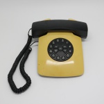COLECIONISMO - Antigo telefone de mesa, importado. Não testado e sem garantia. Med. 8x22x21 cm.