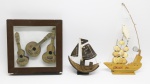 DIVERSOS - Lote de miniaturas de barcos artesanais e quadros com violões. No estado