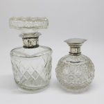 DIVERSOS - Lote de 2 perfumeiros em demi cristal lapidado com acabamentos em metal. Maior com tampa adaptada. Maior 16 cm e menor 11 cm.
