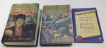 LIVRO - Lote de livros HARRY POTTER, sendo 2 em inglês e 1 português.