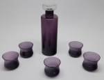 DEMI CRISTAL - Licoreira e 5 copos em demi cristal em tom roxo. Med. 25 cm e 5 cm.