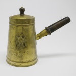 DIVERSOS - Bule em metal dourado com cabo em madeira. Alt. 23 cm. Marcas do tempo e de uso.