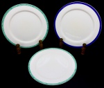 PORCELANA - Trio de pratos LUXEMBURG, sendo 2 com borda verde e 1 com borda azul. Dia 29 cm.