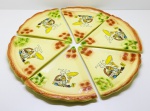 CERÂMICA - Lote de 6 pratos para pizza em cerâmica policromada. Med. 27x27 cm. OBS. 2 deles colados.