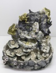 DIVERSOS - Fonte em resina, decorada com rãs. Med. 27x25x22 cm. Não testada e sem garantia.