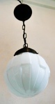LUSTRE - Delicado lustre pendente com globinho em opalina Art Deco. Med. aproximada 55x20 cm.