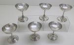 METAL - lote composto por 6 taças espessuradas a prata. Marcas de uso e amassados. Alt.: 9 cms; Diâ.: 7 cms.