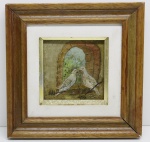 QUADRO - pintura a óleo retratando pombas em janela. Assinado: Nany Trancoso. Med.: 25x25 cms. Marcas de uso e marcas do tempo.