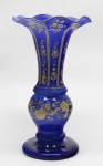 CRISTAL - Lindíssima e rara floreira, art nouveau, em cristal em tom azul, magnificamente e pintada a mão por esmaltes Florais, realces a ouro. Med 23 cm.