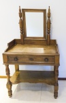 MOBILIÁRIO - Antiga penteadeira em madeira nobre com espelho bisotado e gaveta frontal. Med. 145x84x48 cm.