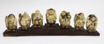 COLECIONISMO - Raro conjunto de 7 Netsuke em marfim japonês. Séc. XX, sendo 6 masculinos e 1 feminino representando várias profissões, tingidos e sobre pedestal de madeira. Med. 7x34 cm.