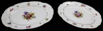 PORCELANA KPM - Parte de aparelho de jantar de porcelana polonesa KPM, branca, decorada com motivo floral em policromia e filetado a ouro. Composta de: 2 travessas ovais. Med. 33x23 cm e 28x20 cm.
