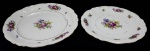 PORCELANA KPM - Parte de aparelho de jantar de porcelana polonesa KPM, branca, decorada com motivo floral em policromia e filetado a ouro. Composta de: 2 travessas redondas. Med. 32 cm e 27 cm.