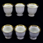 PORCELANA - Conjunto de 6 porta ovos executado em porcelana Bavária com  detalhes em ouro. Med. 5 cm.