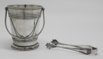 METAL - Delicado e antigo balde para gelo e pegador em metal espessurado a prata, manufatura Fracalanza, alças laterais e bordas barradas com frisos e laçarotes. Marca da manufatura e numeração ao fundo. Med.: 13x16 cm.