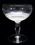 DEMI CRISTAL - Grande centro de mesa em formato de taça, base circular, haste lapidada em facetas. Alt 24,5 cm. Leves defeitos.