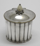 METAL - Delicado porta jóias em metal espessurado a prata (tampa solta}, puxador em formato de pinha. Alt.8 cm.
