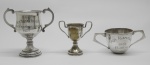 METAL - Lote de 3 taças troféus em metal espessurados a prata, datados (1961/1963/1965). Alt. maior 13 cm e menor 9 cm. (1 sem a base).