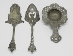 METAL - Lote de 2 espátulas e coador de chá em metal espessurados a prata com rica decoração em relevo. Med. 20 cm e 14 cm.