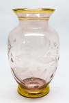 DEMI CRISTAL - Vaso floreira em demi cristal lapidado com borda e base dourada. Alt. 27 cm.