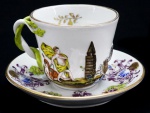 COLECIONISMO - Linda xícara CAPO DI MONTI, em porcelana branca com decoração policromada e detalhes em relevo. Med. 11 cm e 12 cm.