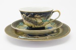 PORCELANA - parte de jogo de chá em porcelana chinesa decoração com dragões em relevo, policromado. Composto de  xícara de chá e seus respectivos pires e prato de bolo Med. 5,5x9,5/14/18 cms