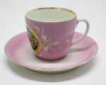 COLECIONISMO - Xícara em porcelana policromada ao centro e detalhes dourados. Med. 6 cm e 12,5 cm.