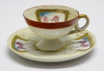 COLECIONISMO - Xícara de café em porcelana europeia, ricamente decorada, pintada a mão com farta douração e borda vermelha . Med. 4 cm e 11 cm.
