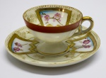 COLECIONISMO - Xícara de café em porcelana europeia, ricamente decorada, pintada a mão com farta douração e borda vermelha . Med. 4 cm e 11 cm.