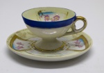 COLECIONISMO - Xícara de café em porcelana europeia, ricamente decorada, pintada a mão com farta douração e borda azul . Med. 4 cm e 11 cm.