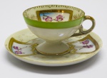 COLECIONISMO - Xícara de café em porcelana europeia, ricamente decorada, pintada a mão com farta douração e borda verde . Med. 4 cm e 11 cm.