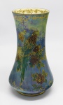 PORCELANA - Vaso floreira em porcelana inglesa, policromada com figura de arara ao centro, detalhes dourados. Alt. 23,5 cm.