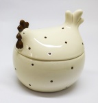 PORCELANA - Belo pote porta ovos em formato de galinha. Alt. 16,5 cm.