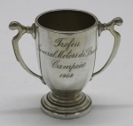 PRATA DE LEI - Taça troféu em prata contrastada 833 mls, datada 1962. Med. 8 cm e peso 104 gr.