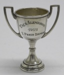 PRATA DE LEI - Taça troféu em prata contrastada 925 mls, datada 1959. Med. 10 cm e peso 73 gr.