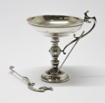 PRATA DE LEI - Taça troféu em prata contrastada 925 mls, alça solta. Med. 9 cm e peso 57 gr.