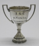 PRATA DE LEI - Taça troféu em prata contrastada 925 mls, datada 1960. Med. 10 cm e peso 74 gr.