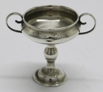 PRATA DE LEI - Taça troféu em prata contrastada Sterling. Med. 6,5 cm e peso 28 gr.