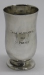 PRATA DE LEI - Taça troféu em prata contrastada Sterling, datada 1960. Med. 11 cm e peso 109 gr.