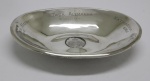 PRATA DE LEI - Prato troféu em prata contrastada 925 mls, moeda central. Med. 3x22x16 cm e peso 244 gr.
