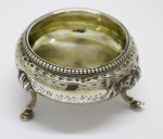 PRATA DE LEI - Prata inglesa. Med. 4x7 cm, lavrada cinzelada com 3 pés em formato de pata. Peso. 67 grs.