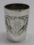 PRATA DE LEI - Copo monogramado em prata contrastada 925 mls,. Med. 6,5 cm  e peso 35 gr. Defeitos na borda.