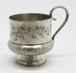 PRATA DE LEI - Linda caneca em prata contrastada, lavrada e cinzelada com motivos florais e geometricos. Med. 9x8 cm e peso 129 grs.  PEÇA NÃO EXPOSTA NO LEILÃO, A MESMA ENCONTRA-SE NO COFRE DO BANCO.