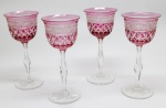 CRISTAL EUROPEU - Lote de 4 belas taças em puro cristal com riquíssima lapidação, bojo colorido, haste facetada e base circular, estrela no fundo. Alt. 18 cm.