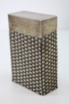 PRATA DE LEI - Caixa porta maço de cigarros em prata contrastada mexicana, toda trabalhada em trançado. Med. 9x6x3 cm e peso 110 grs. PEÇA NÃO EXPOSTA NO LEILÃO, A MESMA ENCONTRA-SE NO COFRE DO BANCO.