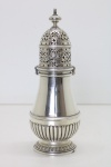 PRATA DE LEI - Caster (Polvilhador) em prata portuguesa, contrastada, teor 833 mls, base circular, canelada corpo liso e tampa vazada com ricos desenhos vegetalista. Alt. 18 cm e peso 212 gr. PEÇA NÃO EXPOSTA NO LEILÃO, A MESMA ENCONTRA-SE NO COFRE DO BANCO.