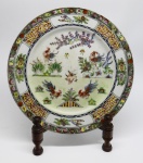 PORCELANA ORIENTAL - Prato decorativo em porcelana com pintura de galináceos e flores policromados. Med. 26 cm.