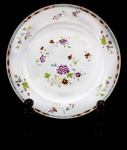 PORCELANA CIA DA INDIAS - Prato em porcelana chinesa Cia das Índias, decorado com esmaltagem policromada com motivos florais. Diâm. 22,5 cm.